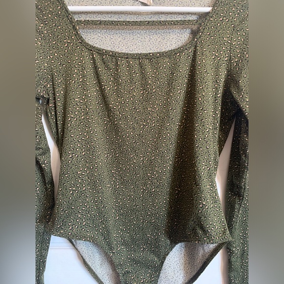 🎀3/$35 Long sleeve bodysuit🎀 - Picture 2 of 5